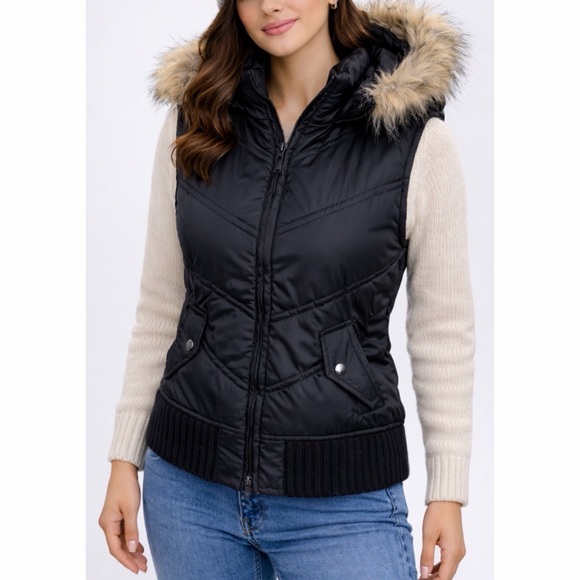 Forever 21 Jackets & Blazers - (VTG) FOREVER 21 • Black/Tan Y2K Quilted Zip-Up Vest w/ Faux Fur Trimmed Hood, S